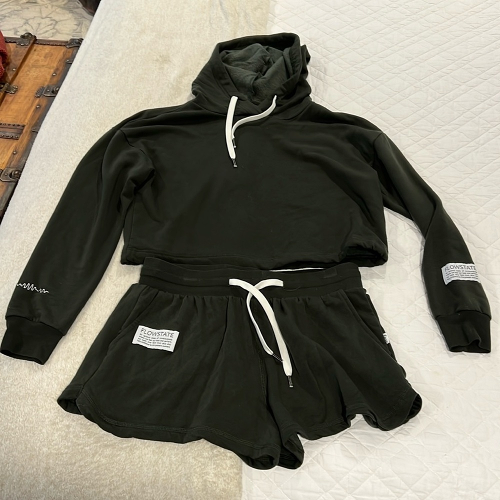 EUC Feat Flowstate set by Chelsea Kauai - Size M, dark olive green!